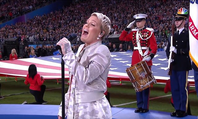 1. kép. 103,4 millió néző előtt énekelte el Pink az amerikai himnuszt a 2017-es évad Super Bowl-ban, Forrás: https://www.mjsbigblog.com