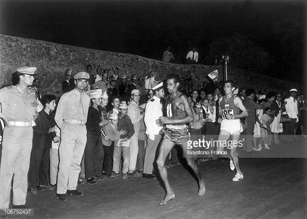 9. kép. Abebe Bikila, a tragikus sorsú mezítlábas olimpikon. A pásztor apa gyermekeként született etióp sportoló a játékok történetében először lett kétszeres olimpiai bajnok maratonfutó (1960,1964), mindkét alkalommal világcsúcs idővel. Mivel gyermekkorától mezítláb futott, emiatt a futócipó feltörte a lábát, így pályája elején a versenyeken és az edzéseken is így készült. Forrás: http://gettyimages.com