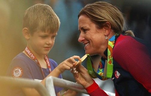 12. kép. A 43 éves Kristin Armstrong kisfiával, Lucasszal, egy újabb olimpiai aranyérem megszerzése után női kerékpározásban. Forrás: www.bicycling.com