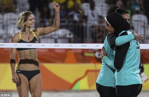 16. kép. Az első női csapat tagjai, akik Egyiptom történetében először képviselik országukat az olimpián (2016, Rió). Az iszlám előírásainak megfelelően hosszú ujjú felsőt, nadrágot és hidzsrát viselnek. Forrás: http://polusonline.blogspot.hu