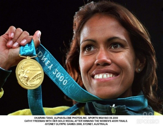 18. kép. Cathy Freeman, a „nemzet lánya”, ausztrál bennszülött sportolóként gyújthatta meg az olimpiai lángot a 2000-es sydney-i olimpián. Személyével szimbolizálta Ausztrália az őslakos közösség társadalmi integrációját. Forrás: Földesiné et al. 2010, 94. o.