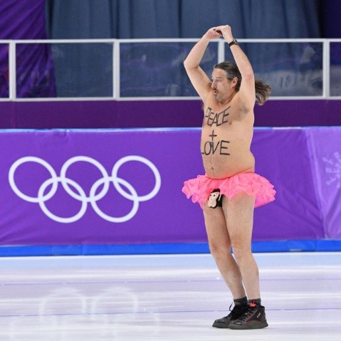 29. kép. Streaker a 2018-as pyancsongi téli olimpia 1000 m-es gyorskorcsolya számán. Forrás: thecut.com.
